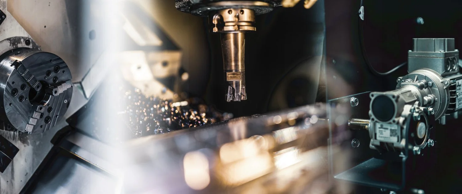 AdobeStock_315772239-1500x630 CNC szerszámgép és megmunkáló szerszám